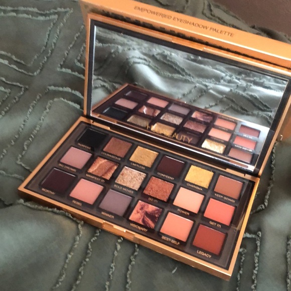 *SOLD* Huda Beauty | Eyeshadow palette - Picture 3 of 4